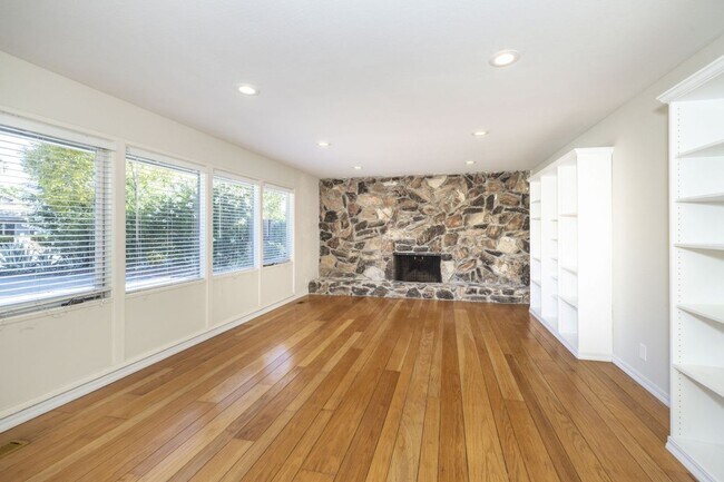 Foto del edificio - Spacious 3 Bed, 3 Bath Home in Quiet Neigh...