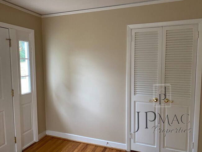 Building Photo - 4/2 Minutes from Haywood Rd