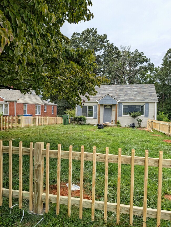 Building Photo - 1445 Adele Ave SW