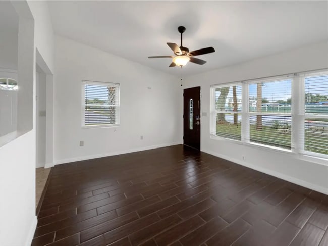 Building Photo - 930 School St