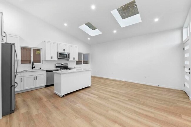 Foto del edificio - 739 N Formosa Ave