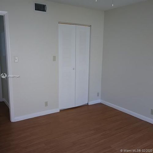 Building Photo - 1402 The Pointe Dr