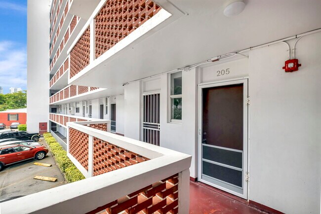 Foto del edificio - 3660 NE 166th St