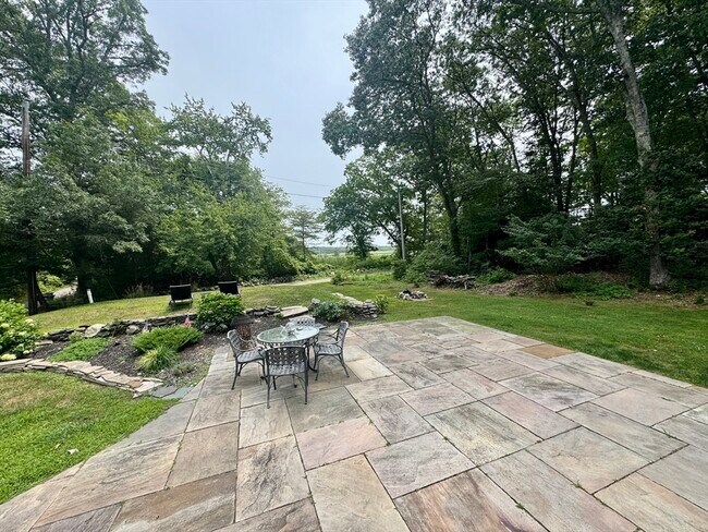 Foto del edificio - 18 Meadowbrook Ln