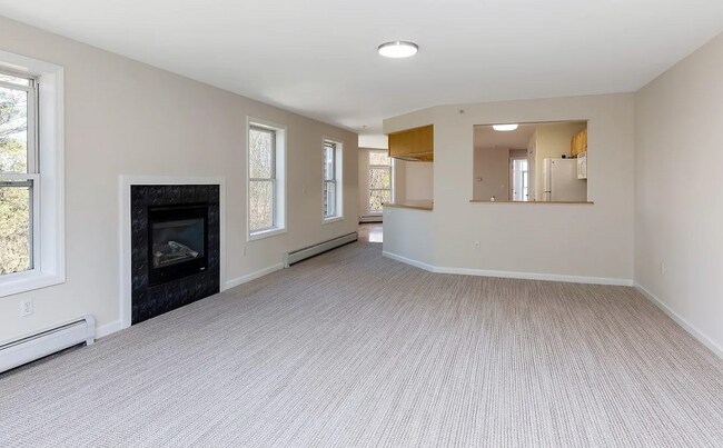 Sala de estar con vista a la cocina - 111 Claire Point Rd