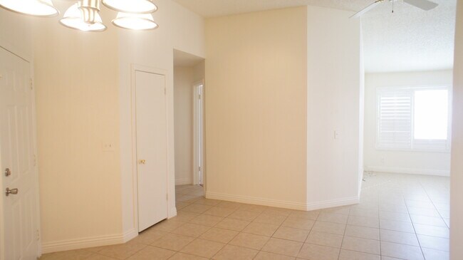 Foto del edificio - Single-Story Home with Fireplace, Community Pool & Covered Patio