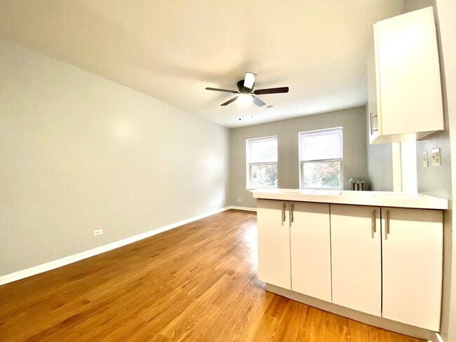 Foto del edificio - 4031 N Kenmore Ave