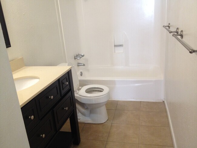 Building Photo - 3 bedroom House Near Post Oak Mall