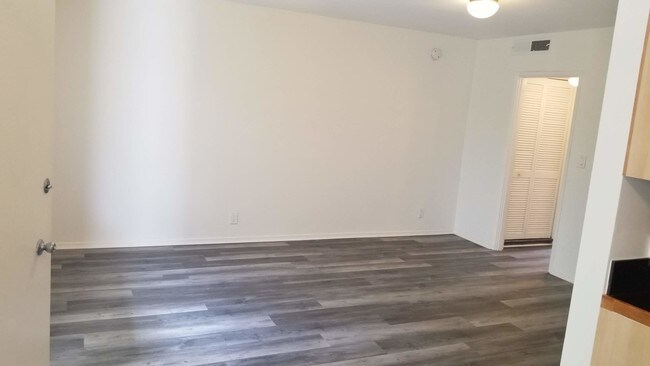 Foto del edificio - 5302 Comercio Ln