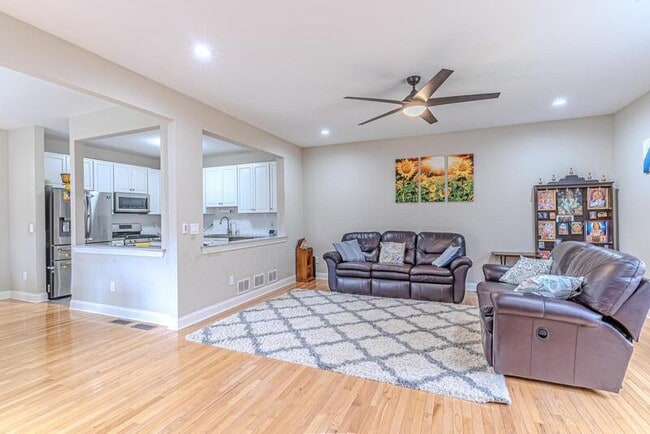 Foto del edificio - 305 Raymound Blvd