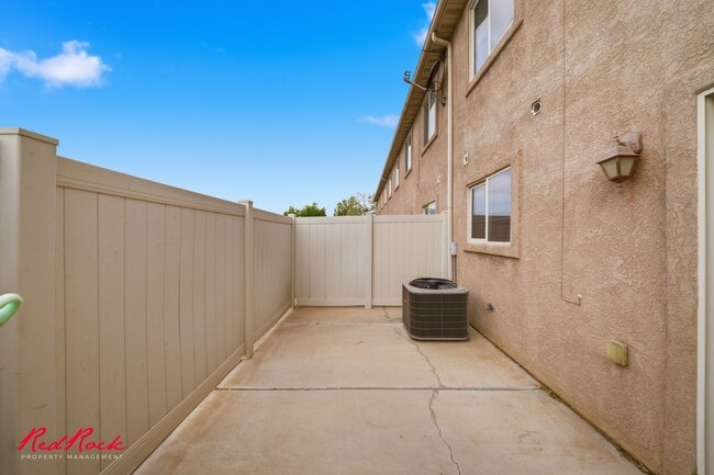 Building Photo - Conveniently Located 3 Bedroom 2.5 Bathroom Townhome