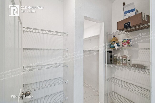 Foto del edificio - Spacious 6-Bedroom Home with Fenced Backya...