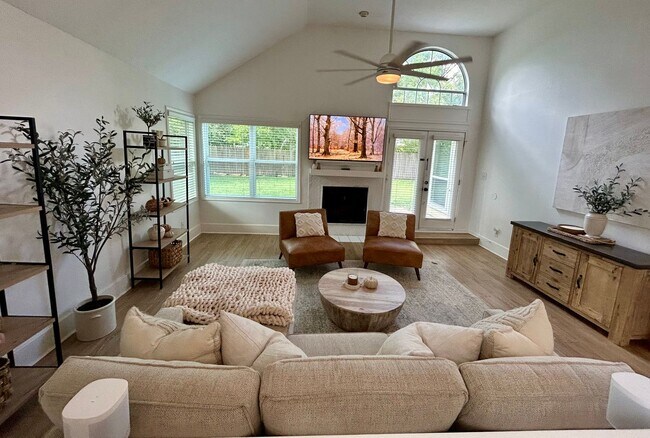 Foto del edificio - 1303 Bayou Woods Dr