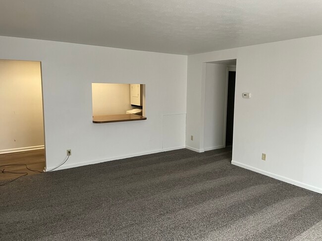 Salón con acceso directo a la cocina - 147 N 16th St