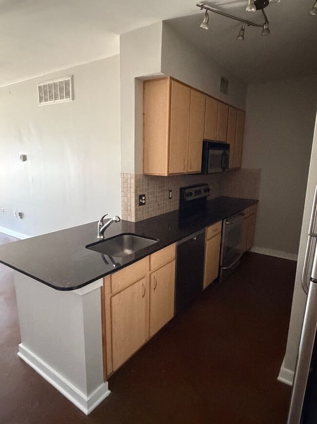 Building Photo - Modern One Bedroom Midtown Condo