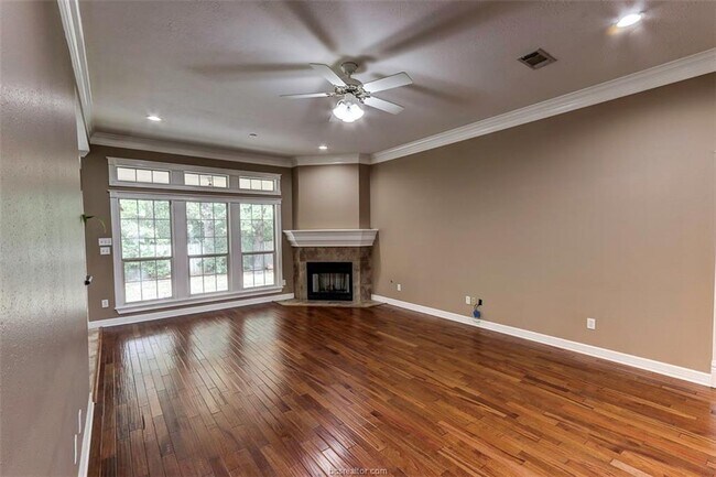 Building Photo - 9000 Timber Knoll Dr