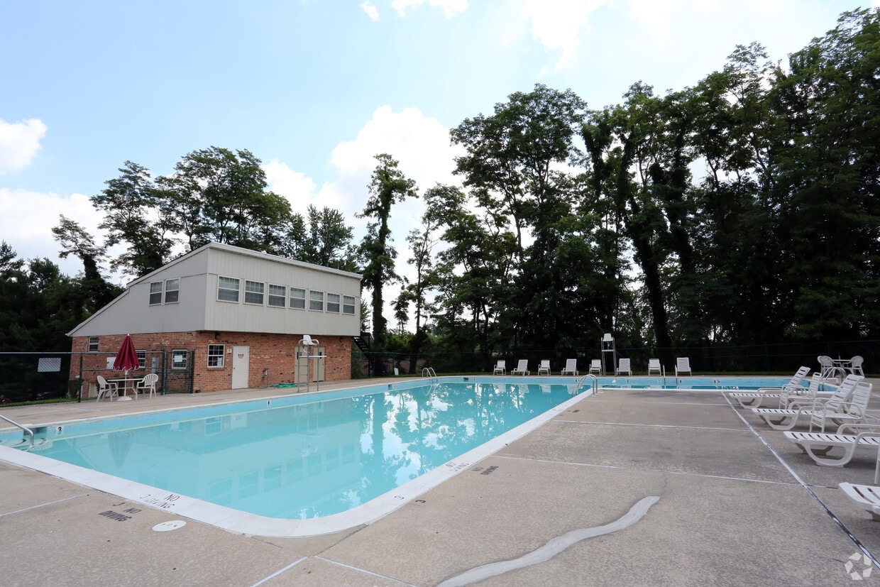 https://images1.apartments.com/i2/IWpmFfv15_2dsBz_7iUPdblunWBKZFD4m8PKX2upSRY/111/painters-mill-apartments-owings-mills-md-pool.jpg