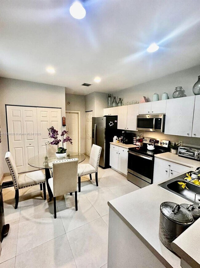 Foto del edificio - 4142 Forest Dr