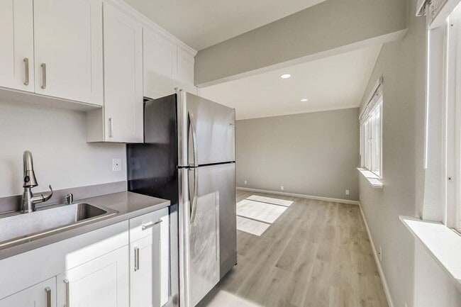 Building Photo - Fully Renovated Studio with Alcove Perfect...