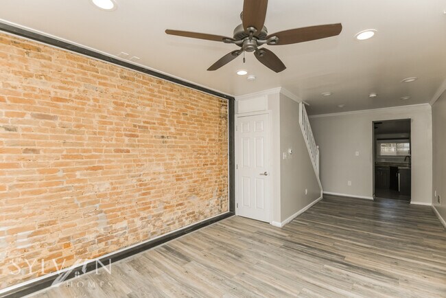 Foto del edificio - Beautiful 2BR 1.5BA Traditional Townhome