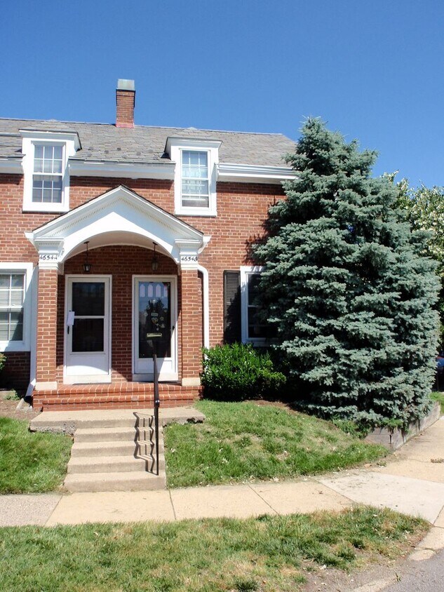 Building Photo - Beautiful 2 Bed 2 Bath Clarendon End-Unit ...