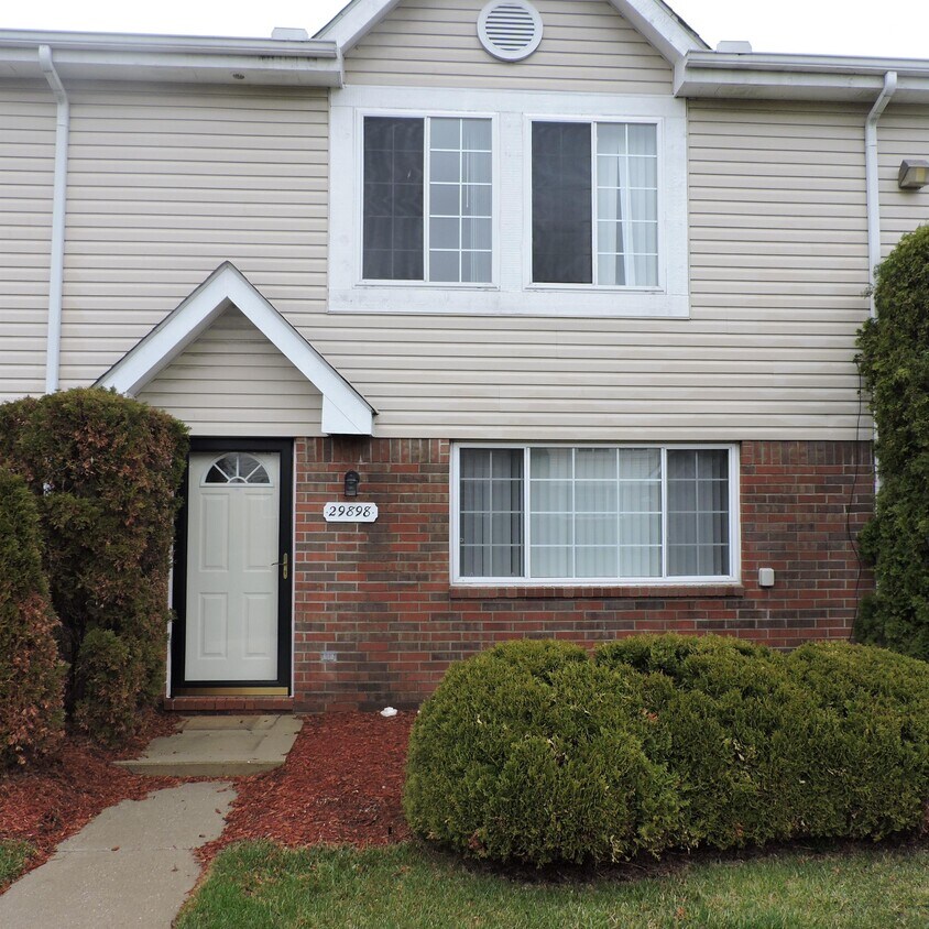29898 Donna Ln, New Baltimore, MI 48047 Townhome Rentals in New