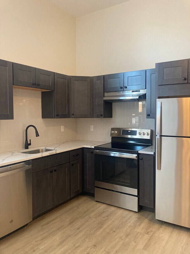 Kitchen with dishwasher, state of the art stove and ice maker fridge - 267 Mill St