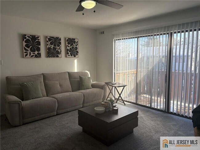 Foto del edificio - 802 Lindsey Ct