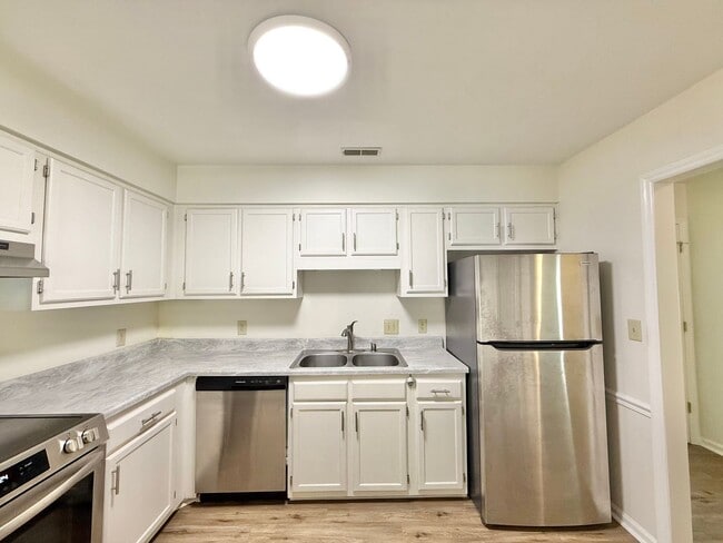 Building Photo - Newly Remodeled 3BD, 2.5BA Townhouse in Ca...