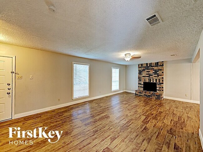 Foto del edificio - 4810 Glenvillage St