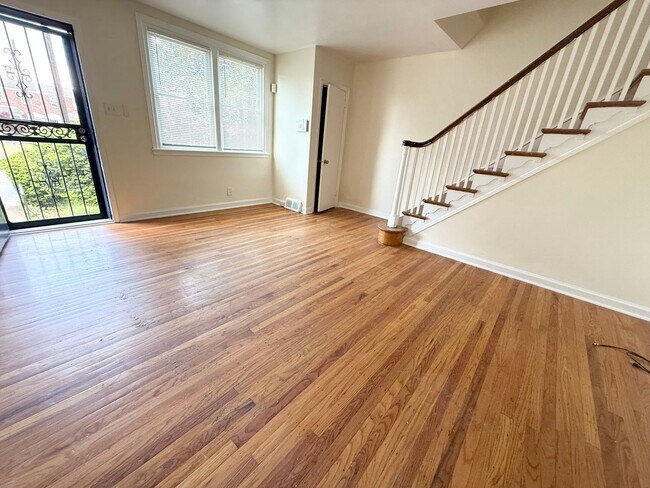 Foto del edificio - Gorgeous 3-Bed Townhome in Lawncrest! Available NOW!