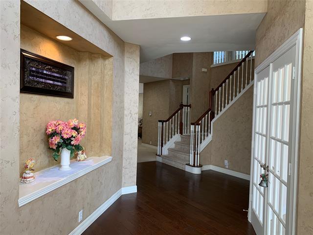 Building Photo - 1005 S Hollow Dr