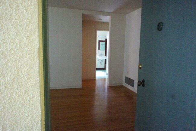 Building Photo - 637 Hillsborough St