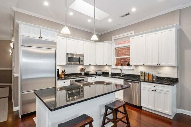 Kitchen - 3933 N Greenview Ave