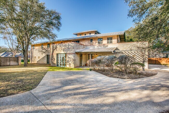 Building Photo - ESTATE ON CUL DE SAC IN GREAT ALAMO HEIGHTS LOCATION