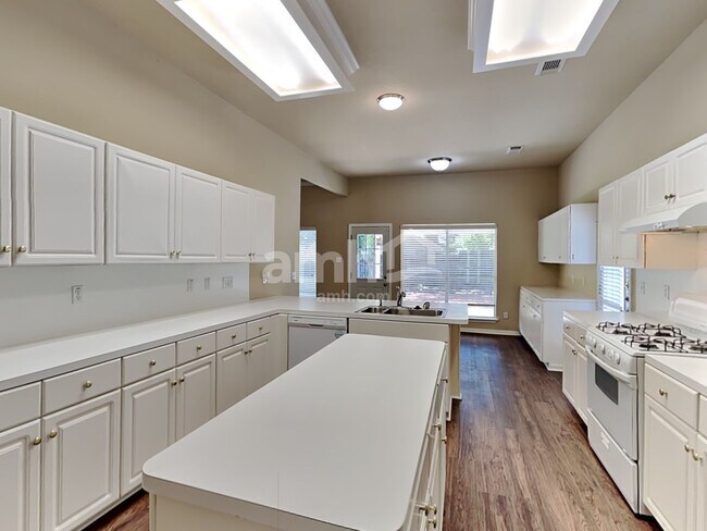 Foto del edificio - 13143 Mills River St