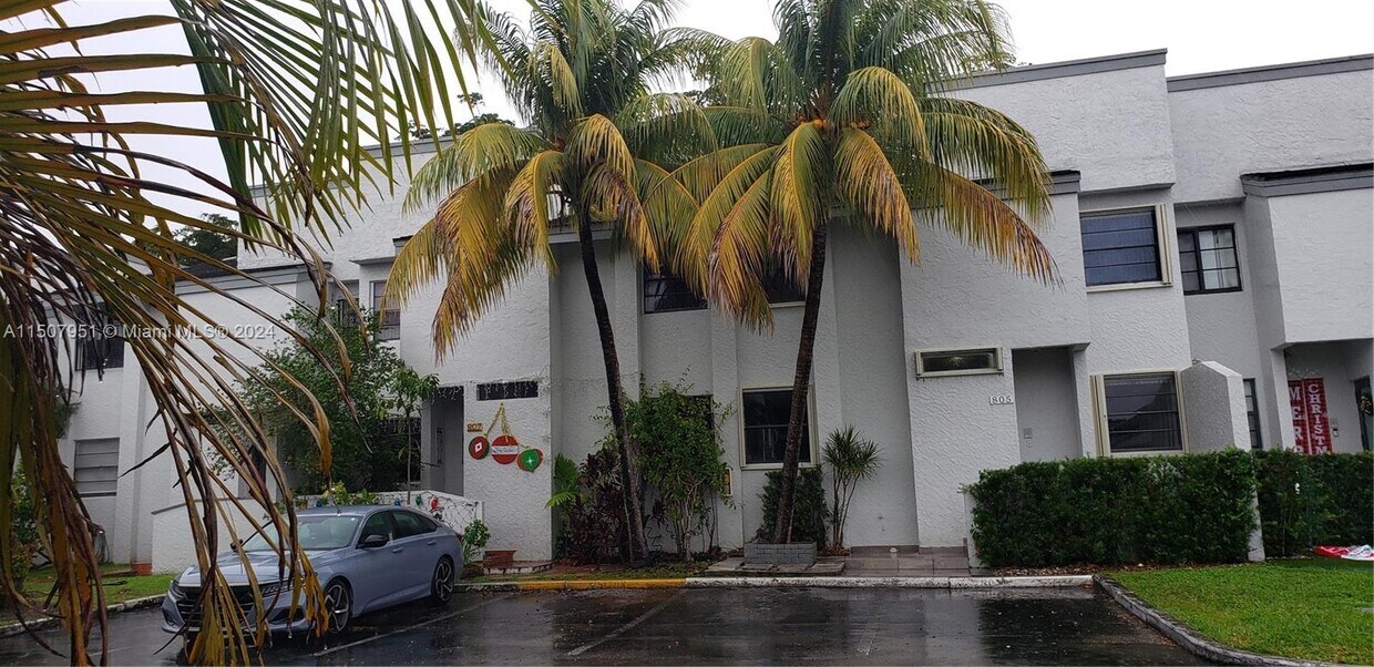 Foto principal - 805 NW 105th Pl