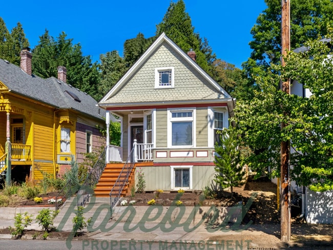 Building Photo - 3 bedroom, 1 bath now available in SE Port...