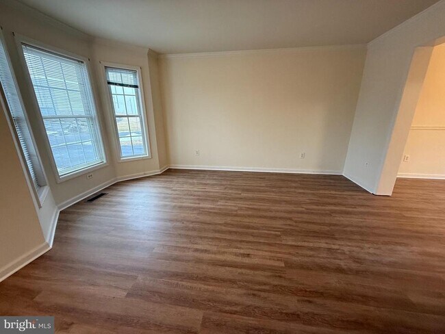 Foto del edificio - 700 E H St