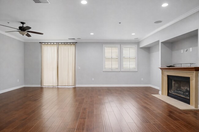 Foto del edificio - Wonderful 2 Story 3 bedroom Condo walking distance to Victoria Gardens Mall.