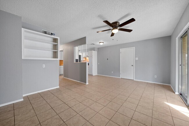 Building Photo - 110 S Oak Dr