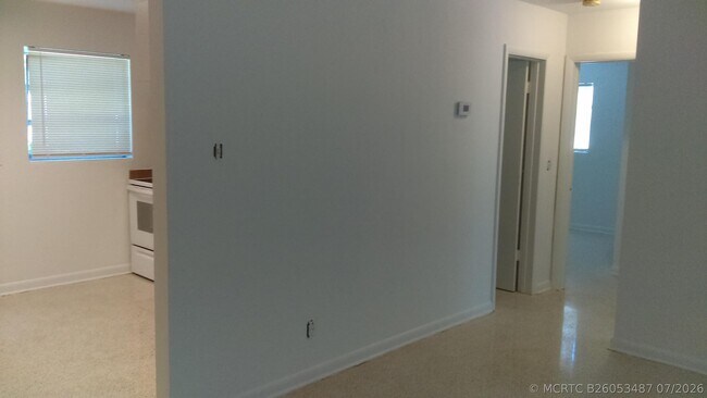 Foto del edificio - 828 Prosperity Farms Rd