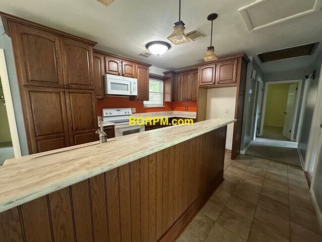 Foto del edificio - 3 Bd, 1.5 Ba, Home in Jacksonville
