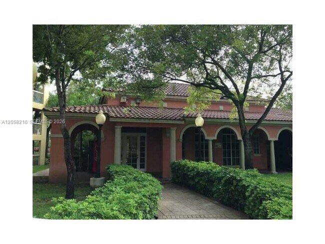 Foto del edificio - 8343 Lake Dr