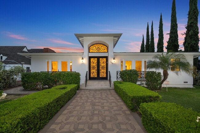 Building Photo - 465 N Kilkea Dr