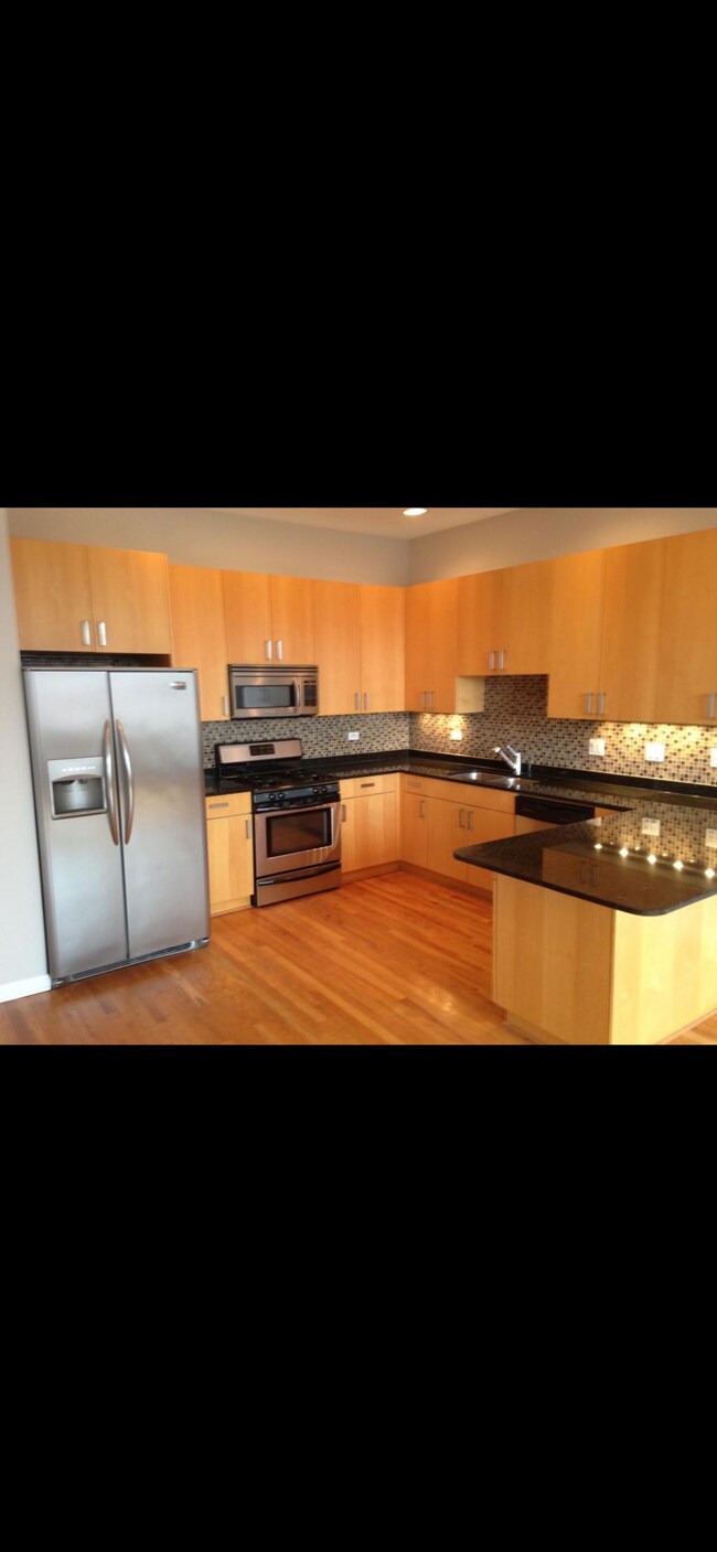 Kitchen - 2216 W North Ave