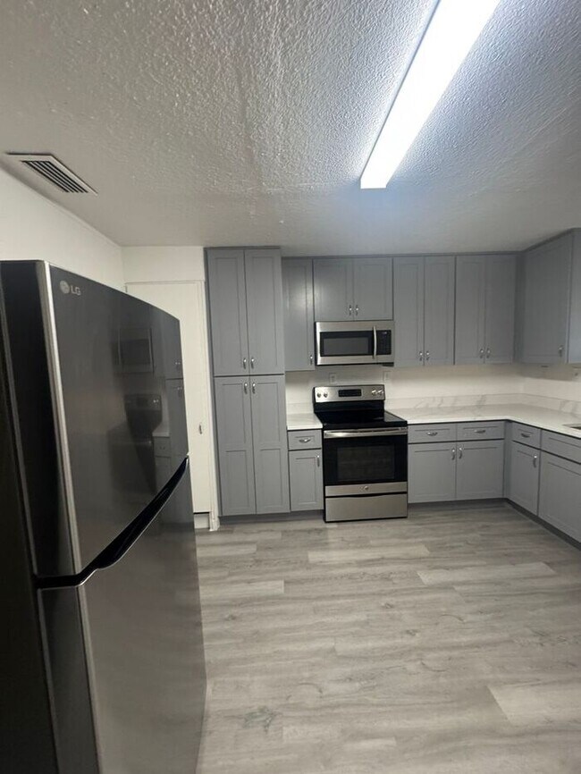 Foto del edificio - **Modern 2 Bed / 1 Bath Duplex in Little E...
