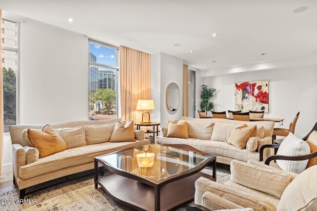 Foto del edificio - 2402 E Esplanade Ln