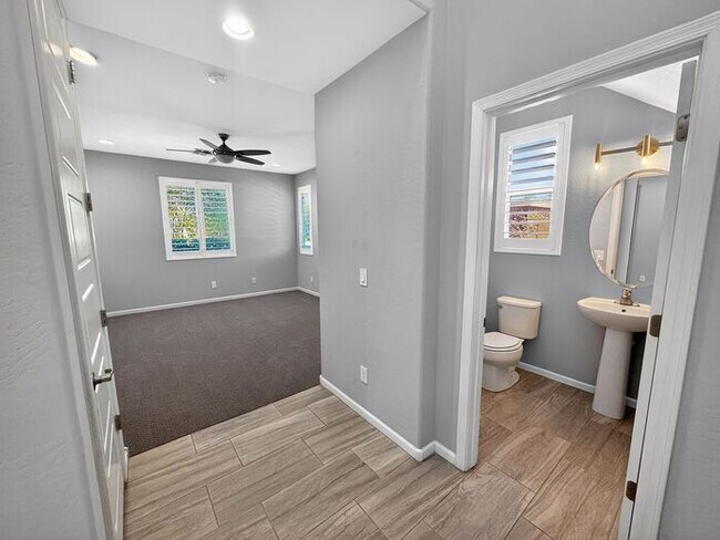 Foto del edificio - Stunning 5 Bed/5Bath Home in Gated Community – Over 3,100 SqFt of Modern Living -New Carpet throu...