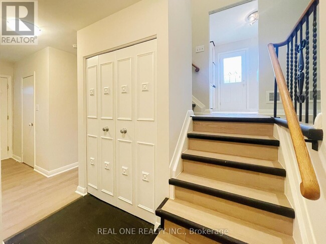 Building Photo - 48 Lionel Heights Crescent